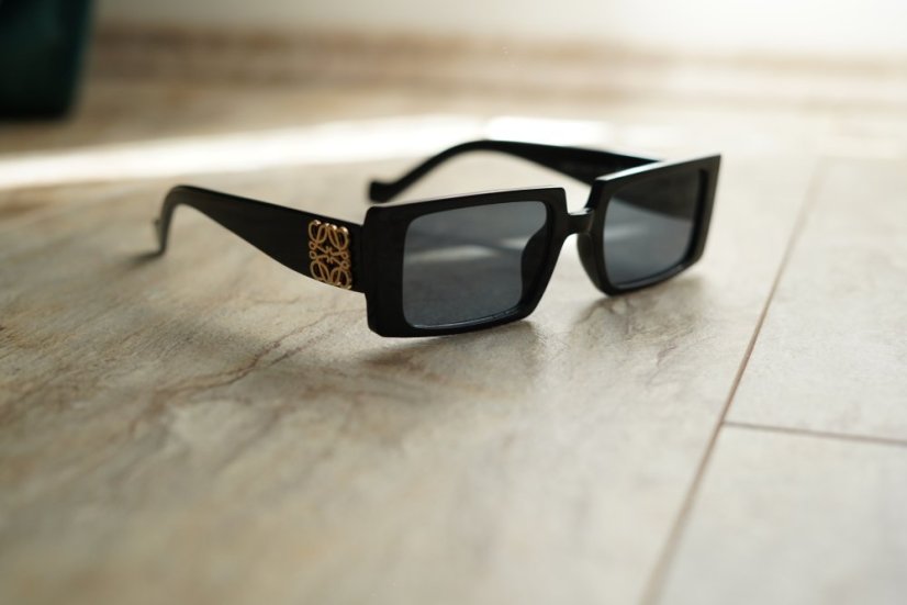 Černé sluneční brýle BLACK GOLD STATEMENT