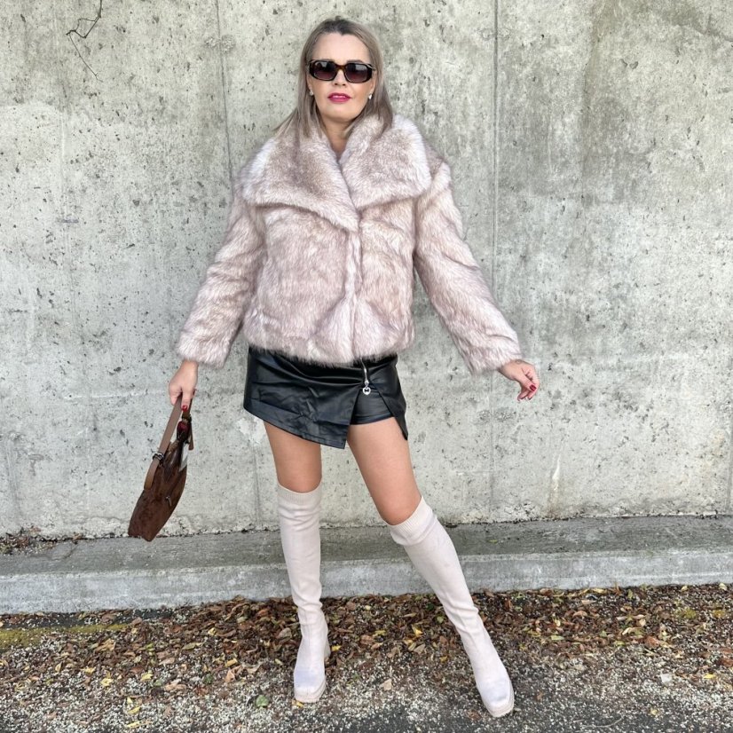 Béžový krátký kožich GLAM FUR - Velikost: UNI - Celková délka: 62 cm Prsa: 112 cm Délka rukávu od podpaží: 41 cm 