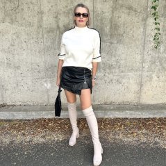 Krémový svetr se stojáčkem a kontrastním zdobením PIPER