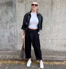 Černé stylové kalhoty s překladem LUX LYRA