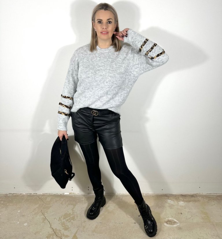 Světle šedý heboučký svetr LEO