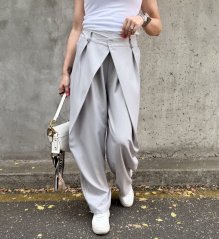Světle šedé trendy kalhoty s překladem ELYSIA