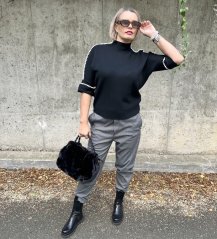 Černý svetr se stojáčkem a kontrastním zdobením PIPER