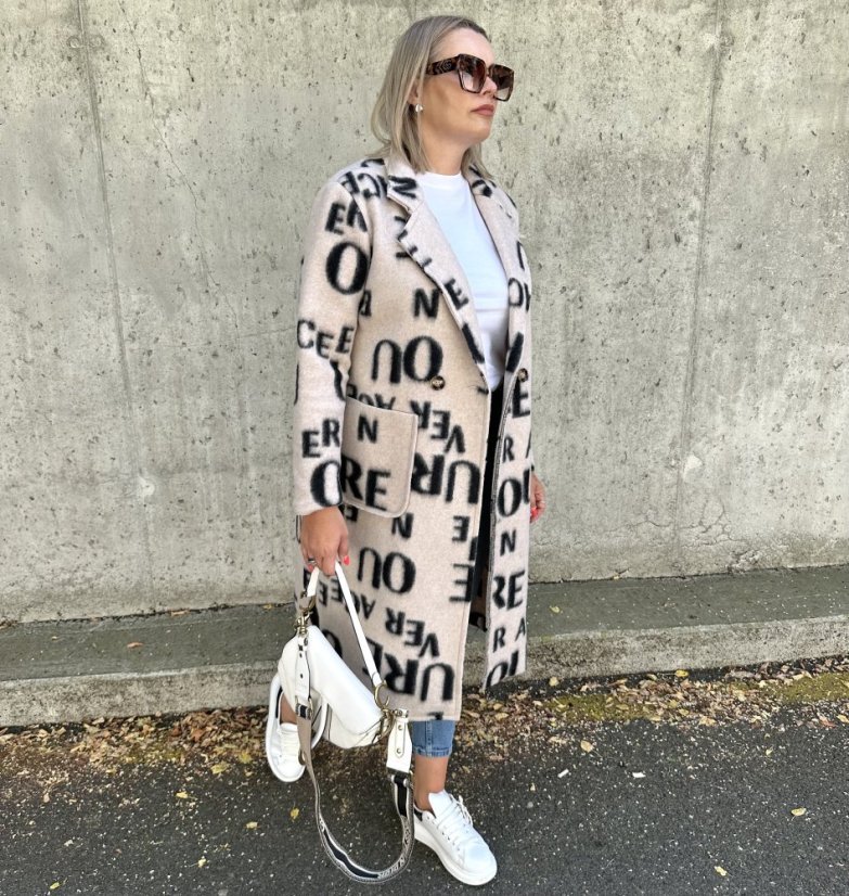 Dlouhý světle béžový kabát se vzorem písmen LETTER