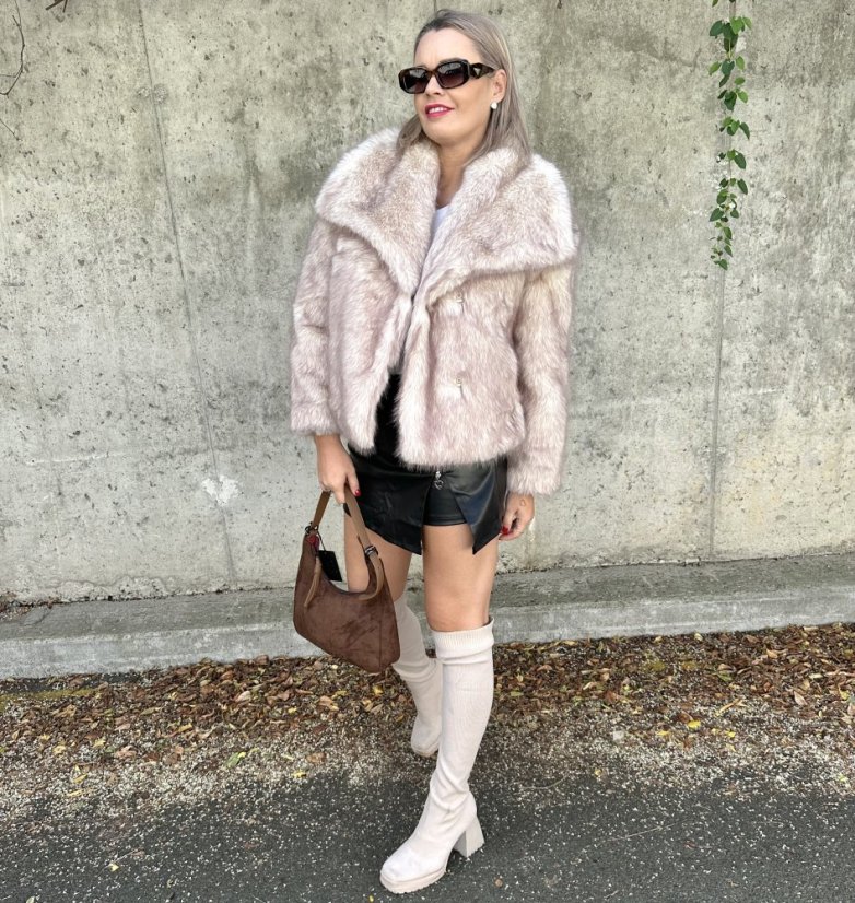 Béžový krátký kožich GLAM FUR - Velikost: UNI - Celková délka: 62 cm Prsa: 112 cm Délka rukávu od podpaží: 41 cm 
