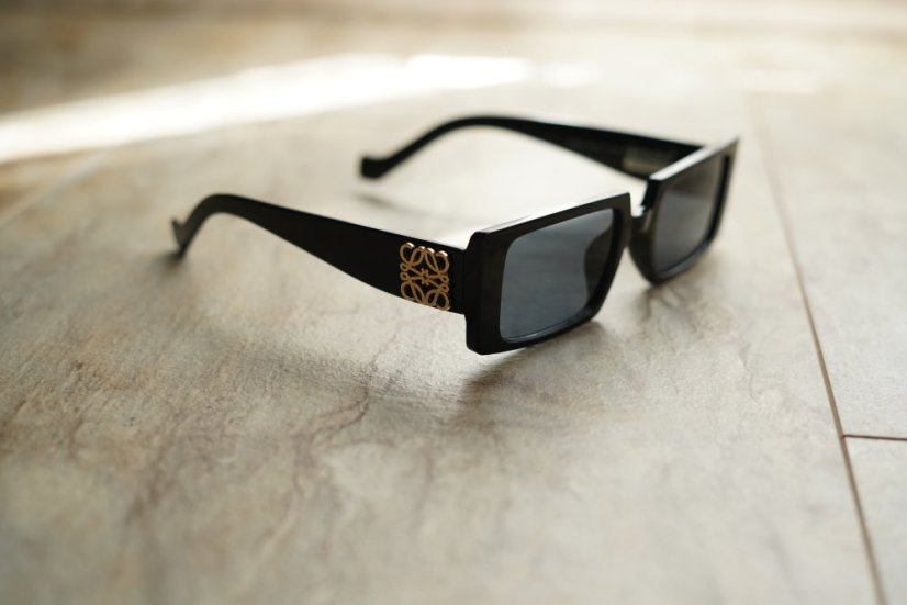 Černé sluneční brýle BLACK GOLD STATEMENT