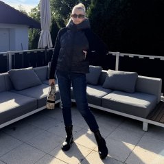 Černá trendy bunda s pletenými rukávy KENDRA