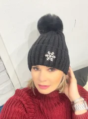 Černá teplá čepice s bambulí SNOW