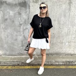 Černá halenka s uzlíkem a náhrdelníkem PRESENC
