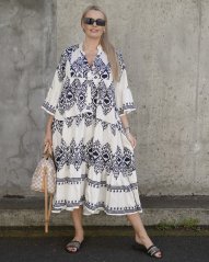 Krémové dlouhé boho šaty s modrým vzorem INDIE ORNAMENT
