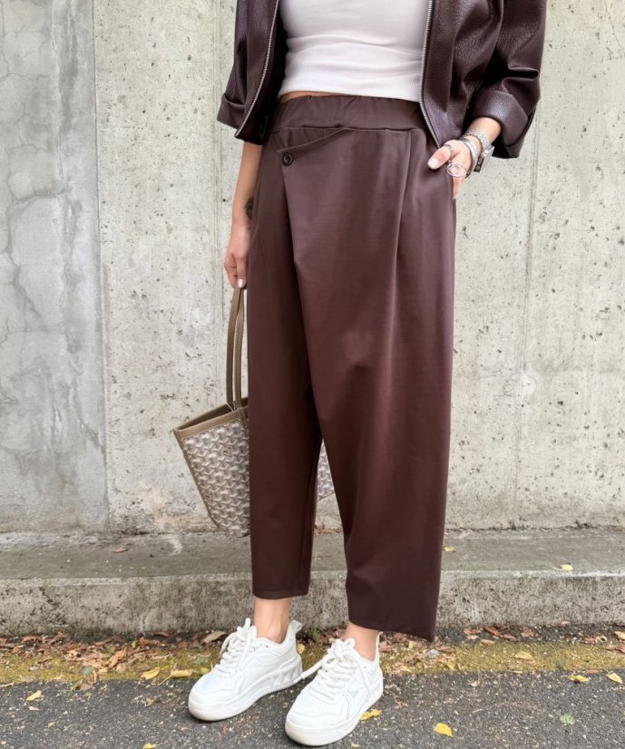 Čokoládově hnědé stylové kalhoty s překladem LUX LYRA