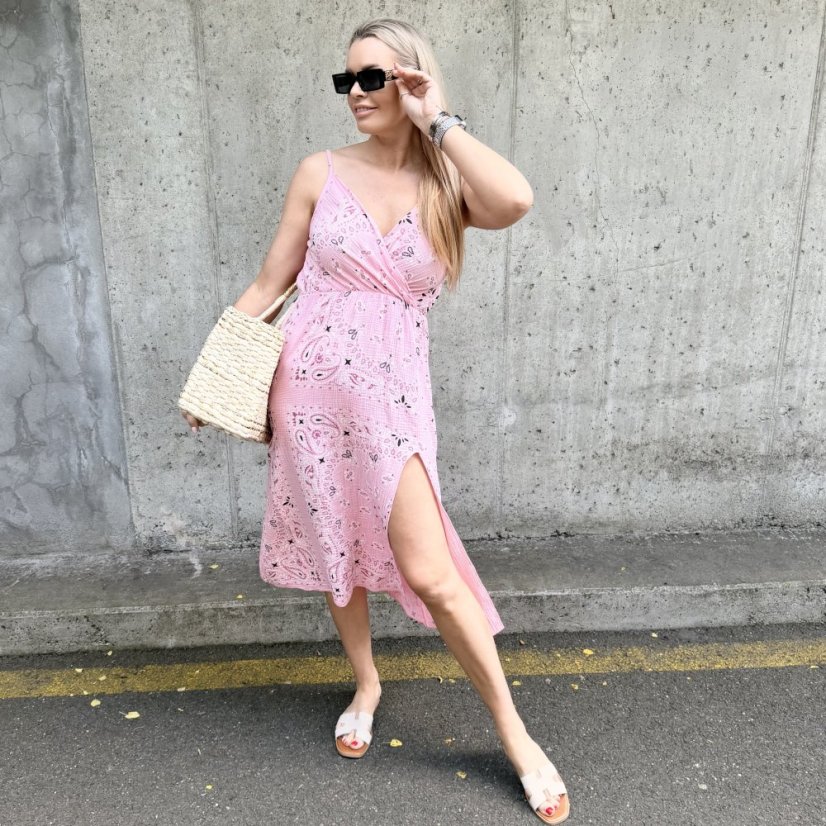 Světle růžové mušelínové šaty se vzorem BANDANA