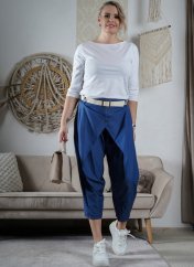 Tmavě modré trendy kalhoty s páskem v 7/8 délce imitace džínovina ARIA