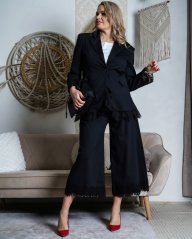 Elegantní kostým s krajkovým zakončením PLEASANT