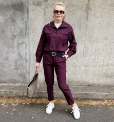 Burgundy červené elastické kalhoty s páskem MADISON