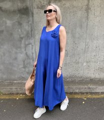 Královsky modrý vzdušný overal s broží BELLE ROSE