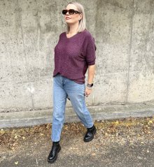 Burgundy červený svetřík netopýřího střihu se stříbrnou nitkou GLIMMER