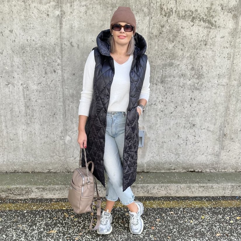 Černá dlouhá stylová prošívaná vesta s kapucí EMMA