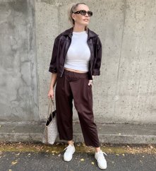 Čokoládově hnědé stylové kalhoty s překladem LUX LYRA