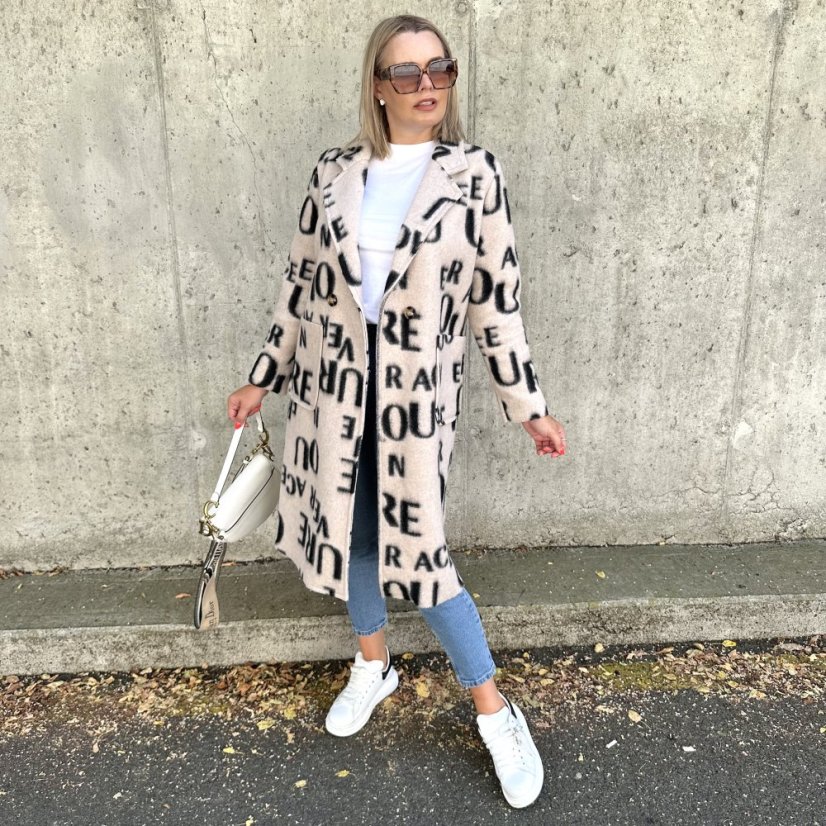Dlouhý světle béžový kabát se vzorem písmen LETTER