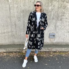 Dlouhý černý kabát se vzorem písmen LETTER