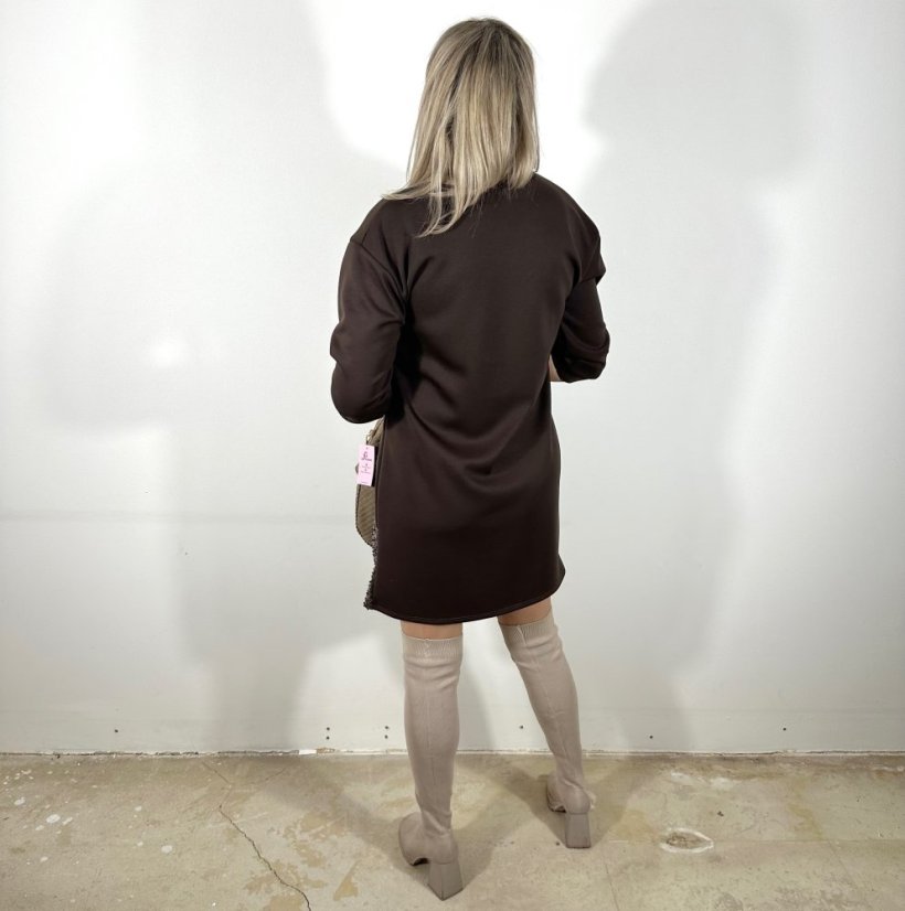 Čokoládově hnědé šaty z máslového materiálu zdobené flitry GLITZ