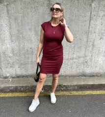 Burgundy červené bavlněné krátké šaty s řasením v pase SINTA