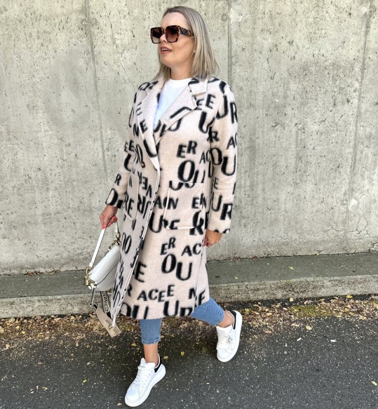 Dlouhý světle béžový kabát se vzorem písmen LETTER