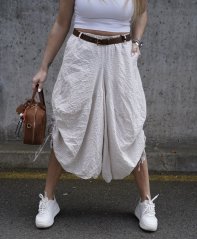 Bílá kalhotová sukně s béžovou kostičkou a páskem  LUX DRAPE