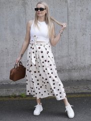 Krémová dlouhá sukně s menším čokoládovým puntíkem CHIC DOT