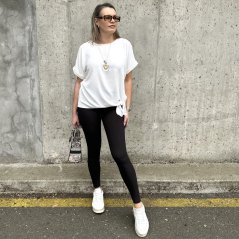 Bílá halenka s uzlíkem a náhrdelníkem PRESENC
