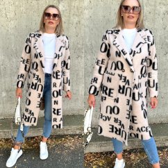 Dlouhý světle béžový kabát se vzorem písmen LETTER