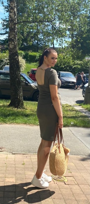 Khaki basic šaty s řetízkem ELAYA - Velikost: UNI