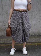 Bílá kalhotová sukně s černou kostičkou a páskem  LUX DRAPE