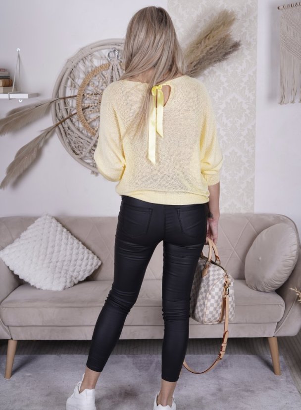 Světle žlutý svetřík netopýřího střihu s mašlí na zádech BELLA BOW