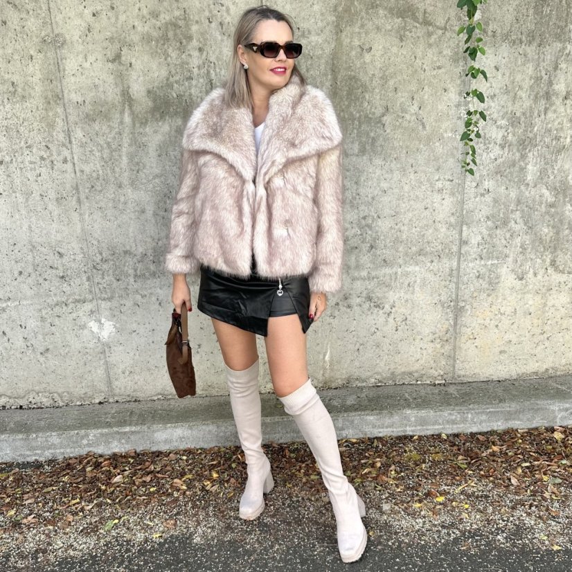 Béžový krátký kožich GLAM FUR - Velikost: UNI - Celková délka: 62 cm Prsa: 112 cm Délka rukávu od podpaží: 41 cm 