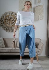 Světle modré trendy kalhoty s páskem v 7/8 délce imitace džínovina ARIA