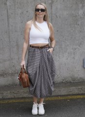 Bílá kalhotová sukně s černou kostičkou a páskem  LUX DRAPE