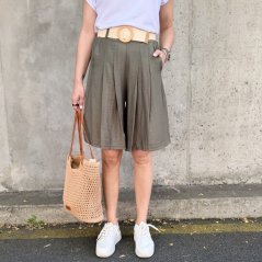 Khaki stylové bermudy se sklady a elastickým páskem SANDY