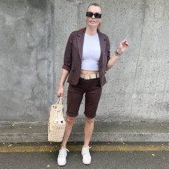 Čokoládově hnědé stylové bermudy s širším béžovým páskem TIMING