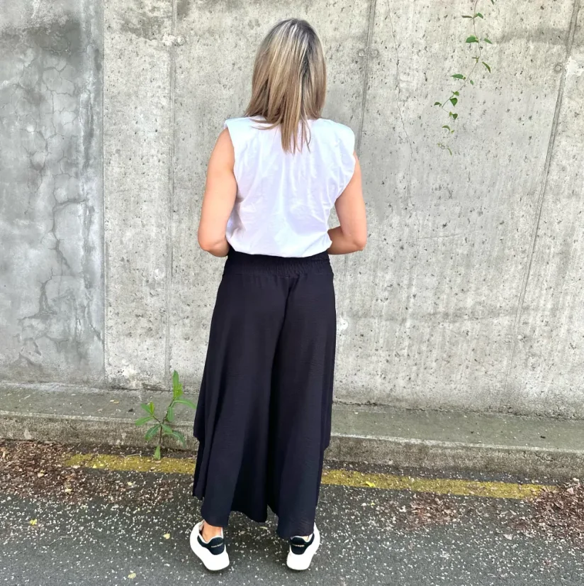 Černá kalhotová sukně SUPRENA