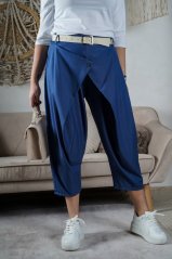 Tmavě modré trendy kalhoty s páskem v 7/8 délce imitace džínovina ARIA