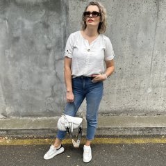 Světle béžová halenka zdobená knoflíkem CLARITY