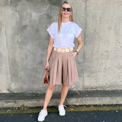 Karamelově hnědé stylové bermudy se sklady a elastickým páskem SANDY