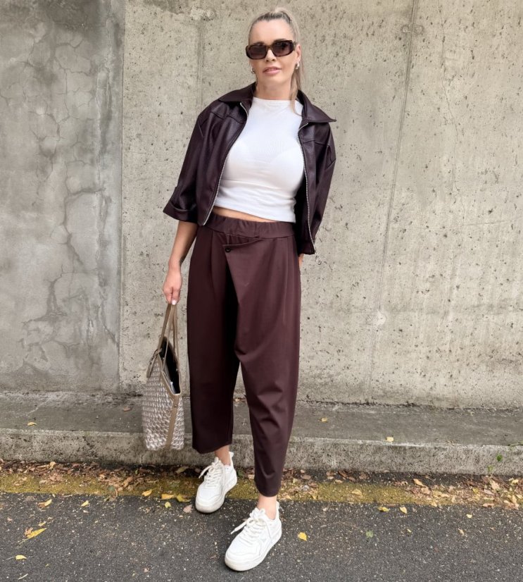 Čokoládově hnědé stylové kalhoty s překladem LUX LYRA