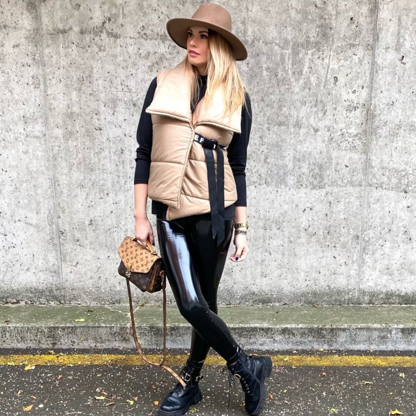 Béžová prošívaná vesta se zapínáním na popruh LIFE - Velikost: UNI