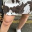 Bílé lněné šaty s tmavě hnědým vzorem COW