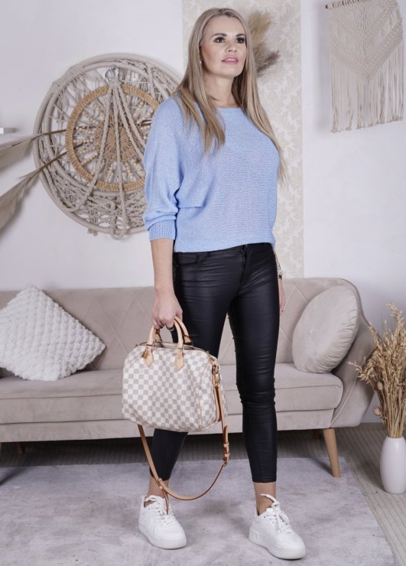 Světle modrý svetřík netopýřího střihu s mašlí na zádech BELLA BOW