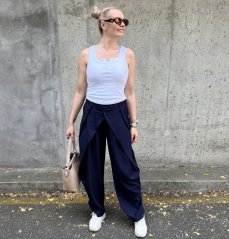 Tmavě modré trendy kalhoty s překladem ELYSIA