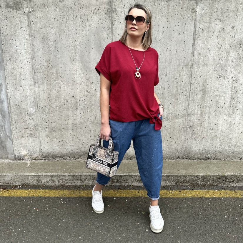 Burgundy červená halenka s uzlíkem a náhrdelníkem PRESENC